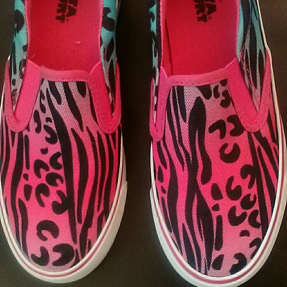 New Girls youth size 2 shoes